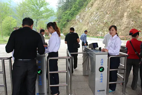 那么景區通道閘如何選擇？景區通道閘選擇要注意哪些問題？